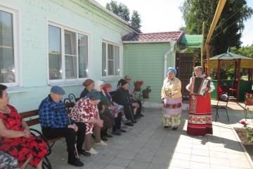 28 июня 2018г. в доме ветеранов БУ ОО «ЦСОН Колпнянского района» проходил праздник «Звонкая чудо – частушка»